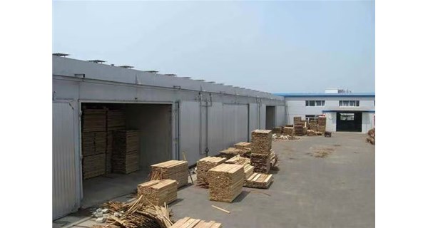 木材烘干過程中，網帶烘干機的溫度和濕度應該如何控制？